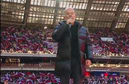 Если ты клоун, то будь им во всём.  По-видимому, такой девиз исповедует Олег Газманов. Иначе как объяснить то, что он заклеил название бренда на нагрудном кармане пуховика Prada за 340 000 рублей, в котором выступал на шабаше в Лужниках?  Ибо как-то 