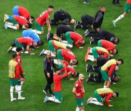 لاعبو #أسود_الأطلس والإطار الفني يسجدون شكرا لله ويحيون الجماهير المغربية الغفيرة في #استاد_البيت بعد الخسارة من فرنسا ،، نحن أمة إذا اعطانا الله سجدنا ، وإذا منعنا حمدنا   #المغرب_فرنسا #أسود_الأطلس  #كاس_العالم_FIFA