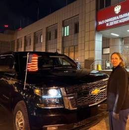 Новый посол США Линн Трейси прибыла в Москву: &laquo;Трейси стала первой женщиной-послом США в России. Она знает русский язык и с 2014 по 2017 год уже занимала должность советника-посланника в американском посольстве в Москве. С 2019 года она была по