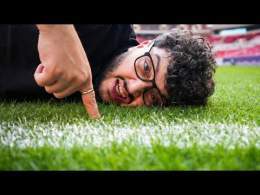 العلم وراء عشب كرة القدم