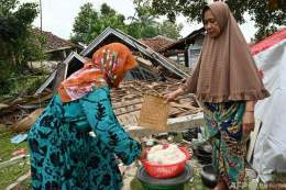 インドネシア地震、被災者が支援訴え 大雨で救助に遅れ