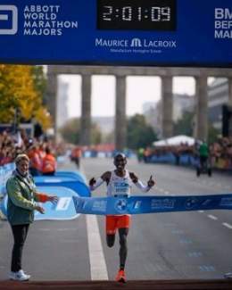Kenya's  Eliud Kipchoge breaks his own World Marathon Record at the Berlin Marathon 2022.  The World marathon record holder sets a scintillating new World Record of 2:01:09.
