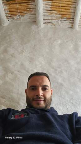 دبا الحكومة كايصوت عليها الشعب باش تحميه من الباطرونة والزيادات في الأسعار وحنا في المغرب رئيس الحكومة هو لي كايبيع لينا الغاز والمازوط وليصانص ودبا سمعت شي خبار شاد صفقة تحلية ماء البحر وغايولي يبيع لينا ماء الروبيني؟ دبا السؤال ديالي مطروح للسيد رئ