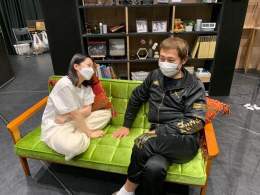 ＼#今度は愛妻家 稽古場レポート／  稽古中、リラックスした様子でお話しする #渡辺徹 さんと #黒沢ともよ さん。 素敵な雰囲気です  本編中は、2人の関係がジェットコースターのように変化します お楽しみに  #戸塚祥太 #三倉佳奈 #浦陸斗  公式HP\u25b6\ufe0e