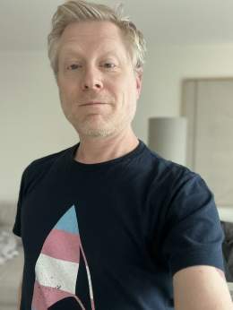 I’m in London today, or I’d be helping GOTV efforts on the ground. Wearing my Trans Flag Starfleet Delta shirt in solidarity with trans & non-binary folks, who will be much better off under a Harris-Walz administration than that of a fascist. Do the 