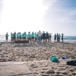 Photo shared by Alex Popp on January 15, 2024 tagging @vfl.wolfsburg.frauen. May be an image of 19 people, wetsuit, beach, ocean, crowd and water.