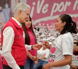 En #Zumpango reiteramos nuestro compromiso con las amas de casa mexiquenses con la entrega de m&aacute;s de 7,000 tarjetas del #SalarioRosa.