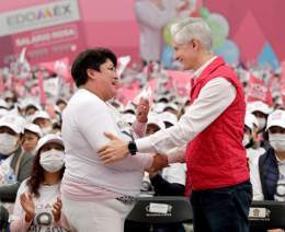 Hoy, desde #Naucalpan, reconocimos con el #SalarioRosa a m&aacute;s de 7,000 amas de casa que todos los d&iacute;as se esfuerzan por sacar adelante a su familia.