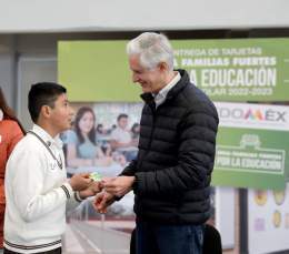 Hoy entregamos m&aacute;s de 12,000 #BecasEdom&eacute;x para dar m&aacute;s y mejores oportunidades a los estudiantes mexiquenses y a sus familias.