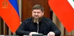 Другой  источник в Грозном неделю назад дал вообще мрачный прогноз: "До весны Рамзан может и не дожить". Как видим, дожил. Но ситуация действительно тяжелая. Лечением занимается целый консилиум врачей, в том числе из Эмиратов. Московским лекарям Кады