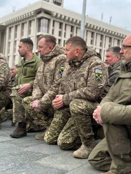 Украина и путинская рф не просто разные страны. Это разные цивилизации. Когда Министр обороны и Главнокомандующий преклоняют колено, провожая в последний пусть погибшего Воина &ndash; это говорит и о них, и об армии, и о стране лучше всяких слов.