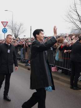 He came closer to say hi to the fans and he spotted the sbps there    PradaFW23 Win   #PradaFW23  #PradaFW23showXWIN   #winmetawin @winmetawin