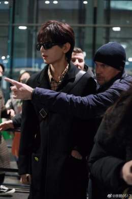Here let me show you. This is the only way to Ana's heart @Lanvin  #ChengYi  #ChengYiInParis  #ChengYiPFW23 #ChengYiLanvinFW23