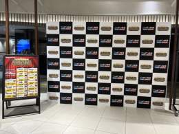 有楽町マルイ８階で開催中のオールナイトニッポンミュージアム。 55時間ロゴバージョンのマイク前パネルが設置されました！ 写真撮影出来ますので是非、55時間特番のパーソナリティ気分を味わって下さい！  #ANNミュージアム #ANN55時間