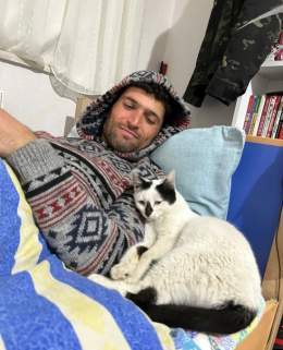 Meet Ali Cakas an earthquake responder and his cat Enkaz - "rubble" in Turkish.  Ali saved Enkaz and it looks like they are now best friends  Thank you to all responders as no life is too small to save