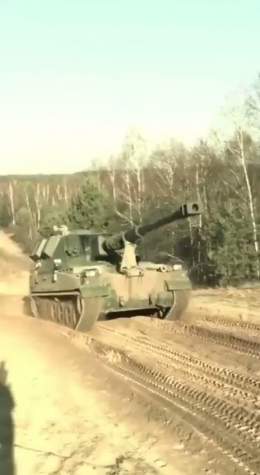 Польские САУ &laquo;Краб&raquo; уже находятся на фронте, &ndash; министр обороны Алексей Резников   Это 5-й вид артиллерии 155-мм калибра, который теперь используют ВСУ. Данные САУ суперсовременные, они могут стрелять на расстояние 40 километров