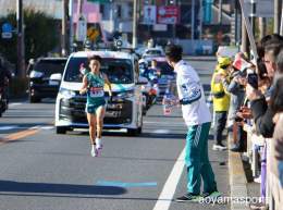 第99回 #箱根駅伝  7区 #佐藤一世  10km地点で、普段から仲の良い #関口雄大 から力水！走れなかった4年生の想いを力に変えて走り切りました！  #青学駅伝 #ピース大作戦 #研鑽 #青歴へ継げ