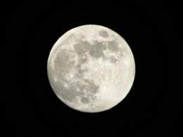 フルムーンイブ！ 明日8日はなんと2022年最後の満月。今宵はほぼ満月が夜空で輝いています。ぜひ夜空を見上げてみてください