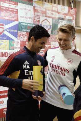 Something to start the weekend   We've won the @PremierLeague Manager and Player of the Month awards in the same month for the first time since March 2015