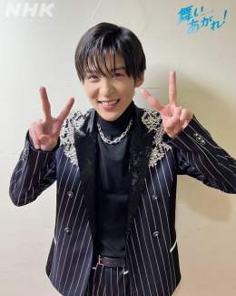 紅白のオフショット！ #目黒蓮 さん(#SnowMan)出演終わった直後でホっとした様子でした。目黒さんのステージは見逃し配信の前半、69分50秒頃からご覧いただけます。  #NHK紅白 #舞いあがれ #1月4日放送再開   \u25bc「NHK紅白歌合戦」(前半)