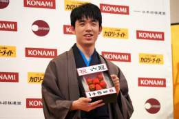 北〕いちご冠の会見動画です！  藤井聡太竜王、最年少六冠　現状は「静岡かな&hellip;と」～会見ノーカット～【第48期棋王戦五番勝負】＝北野新太撮影  @YouTubeより