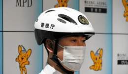 お巡りさんも自転車ヘルメット　「努力義務化」法改正の模範に    警視庁では来春から、交番などで勤務する警察官向けのヘルメットを導入することになりました。現在は緩衝材の入った制帽を着用して乗っているそうです。