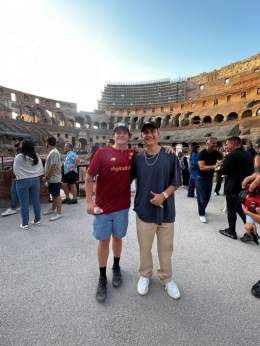???????????????? ???????? ????????????????    Imagine wearing a Paulo Dybala shirt at the Colosseum - and then the man himself emerges from the crowd to sign it!    #ASRoma [via @ScYolo_2022]