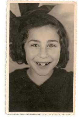 3 December 1933 | A Dutch Jewish girl, Rosalia Elisabeth Bloemist, was born in Amsterdam.  In February 1944 she was deported to #Auschwitz and murdered in a gas chamber after the selection.