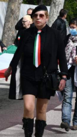 Ecco uno degli "esemplari" che circolano liberamente per le nostre strade. FASCISTI CAROGNE TORNATE NELLE FOGNE. #Predappio