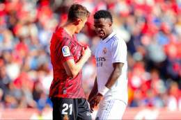 Mallorca captain Antonio Raillo telling Vinicius to kiss the Mallorca badge after Vinicius gestured towards Mallorca fans to kiss the Madrid badge at HT.   Note: There were some recent controversies surrounding Vini and Raillo.
