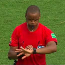 Vous ne r&ecirc;vez pas... Dans la comp&eacute;tition avec le plus de temps additionnel, voici l'arbitre de ce soir #BELCAN