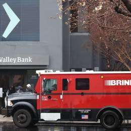 Breaking News   First Citizens agrees to buy Silicon Valley Bank - Axios  $SNAP $HOOD $CORZ $BKKT $AMC $NIO   #BTC&nbsp;&nbsp;#SHIB  #HOGE #SAITAMA #BNB&nbsp;#DOGE #ETH #BabyFloki #AltCoinSeason
