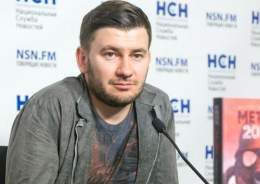 "У них гомосеки в правительстве, а у нас пидарасы, &ndash; веско произнес старичок в очочках. &ndash; Кто лучше?" ........ Дмитрий Глуховский популярный российский писатель Автор романов "Метро", "Будущее","Текст","Сумерки"... Объявлен в федеральный 