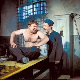 Камера тюрьмы Лефортово. - Косой, это что за фраер? - Генерал Суровикин, погоняло у армейских ,,Суровый&rsquo;&rsquo;. - Статья? - 279. Вооруженный мятеж.