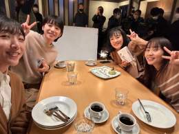 #ブラッシュアップライフ 第8話 ご視聴ありがとうございました  ／ あーちん、なっち、みーぽんが まりりんの誕生日をお祝いしたシーン 仲良し自撮りオフショット ＼  #安藤サクラ #夏帆 #木南晴夏 #水川あさみ  TVer\u25b6\ufe0f︎ Hulu\u25b6\ufe0f︎