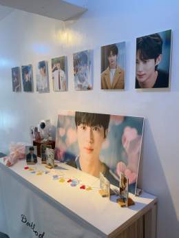 아미통통이 만족스러운 부산 변우석생카 “달보드레” 오랜만에 우석이 생일을 맞아 달보에 방문했네요!진짜 오랜만에 사장님이랑 대화도 하고 즐거웠어요 우서기 사진 셀렉 뭐냐며,,, 취향저격하고 와쏘요 히히! 마카롱도 여전히 맛있네요! 초코나무숲 처음 먹었는데 넘 맛있어요 @ua80z