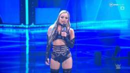 Watch her!   @YaOnlyLivvOnce   #SmackDown