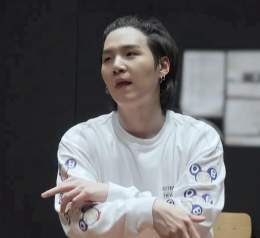 someone requested yoongi in ponytail in HD so here you go, HD remastered  \u2728  [this is as HD i could possibly make it]