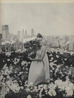 #FBF La vie en rose atop Beekman Tower Terrace, 1960. Green thumbs in Vogue #FromtheArchives: