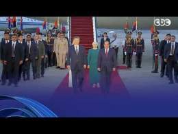 الرئيس السيسي والسيدة قرينته يستقبلان الرئيس الصيني وقرينته في مطار القاهرة في زيارة رسمية لمصر