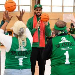 We wrapped up our Sr. Celtics Clinics presented by @NEBHortho with an afternoon full of hoops led by @Dwhite921 and Leon Powe  #CelticsAssist