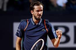 Медведев падал на корт, но выиграл после двух провалов подряд! Даниил &mdash; во 2-м круге Галле  Чемпион US Open 2021 года стартовал с победы на турнире, где год назад дошёл до финала
