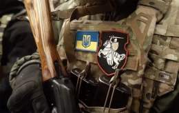 Лукашенко считает, что продолжение войны в Украине представляет угрозу для его режима.  Особенно диктатор опасается украинского контрнаступления. Ведь если оно будет успешным, российский фронт рухнет, тогда можно ожидать визита Полка Калиновского в Б