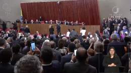 Lula da Silva chega a tribuna do TSE para ser diplomado, ao lado de Alexandre de Moraes e recebe apoio: &ldquo;Boa tarde, Presidente Lula&rdquo;.