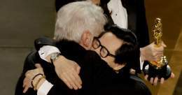 [フォトギャラリー]ハリソン・フォード＆キー・ホイ・クァンがオスカー壇上で抱き合う！【第95回アカデミー賞】 #インディジョーンズ #ハリソンフォード #ショート #キーホイクァン