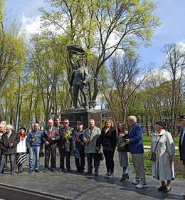1 мая 2021 года коммунисты города-героя Киева и Киевской области, представители левых общественных организаций провели маевку возле памятника рабочему Андрею Иванову в Мариинском парке столицы.  #1Мая #КрасныйПервомай #ДеньМеждународнойСолидарностиТр