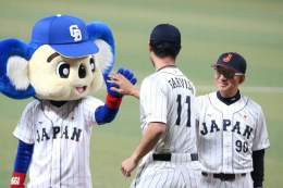 2023.3.3 侍JAPAN vs 中日ドラゴンズ 壮行試合  ドアラさんとハイタッチするダルビッシュ投手  #ダルビッシュ有  #ドアラ