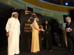 Here's Aisha AlZaabi receiving her Best Film Award at #DIFF14's Muhr Emirati!