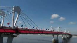 Запущено грузовое движение по мосту Благовещенск &ndash; Хэйхэ.  Это первая автомобильная переправа, которая связала Россию и Китай.  Церемонию открытия провели сразу на двух берегах Амура.  Общая протяжённость маршрута &ndash; примерно 20 километров