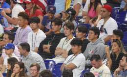 決勝見据え？侍ジャパンメンバーが米国-ベネズエラを視察　吉田、山田、中村らが米国ベンチ上で/ＷＢＣ/デイリースポーツ online  #侍ジャパン #大谷翔平 #WBC #DailySports
